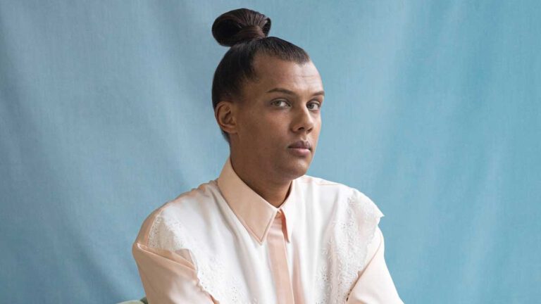 Stromae  Torse nu et pectoraux saillants, le chanteur se dévoile comme rarement… et rétablit la vérité !